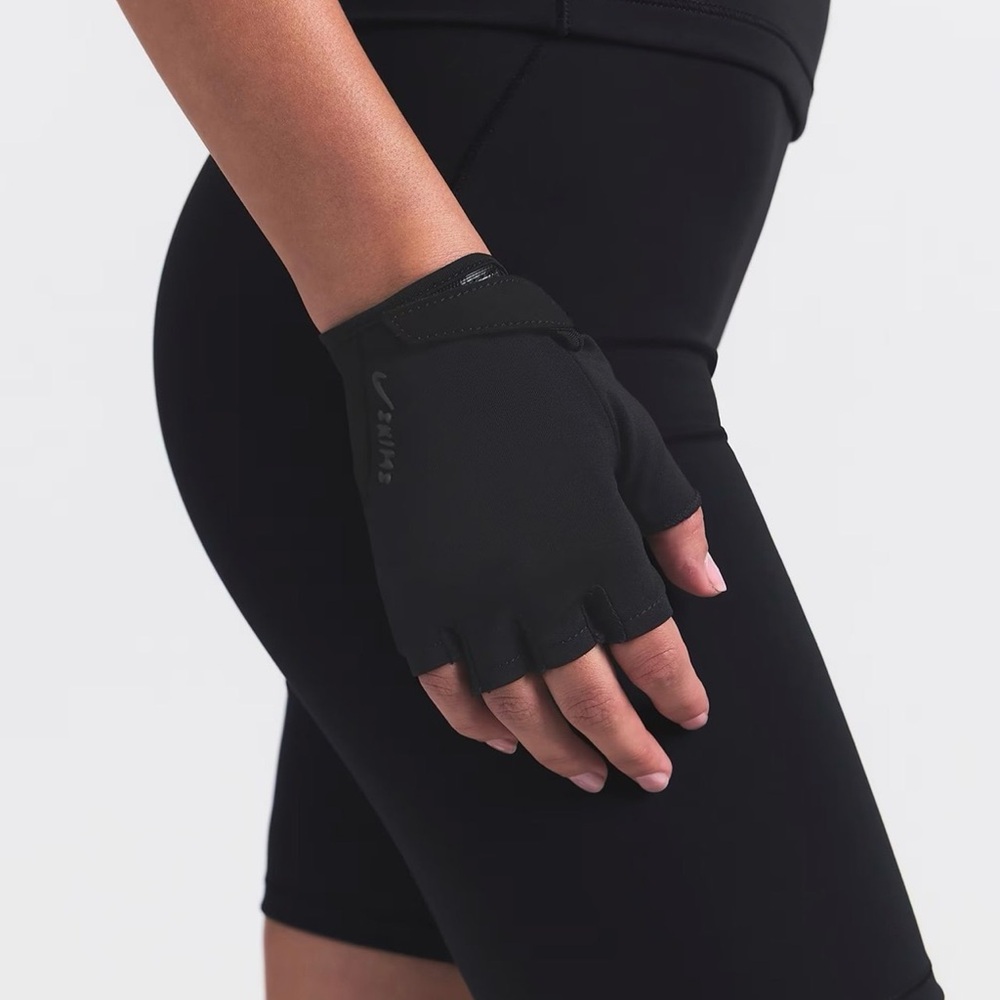 Nike x SKIMS TRAINING GLOVES